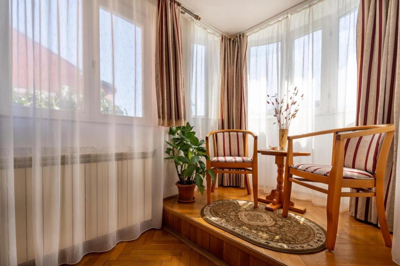 Villa-Hotel Escala คลูจ-นาโปกา ภายนอก รูปภาพ