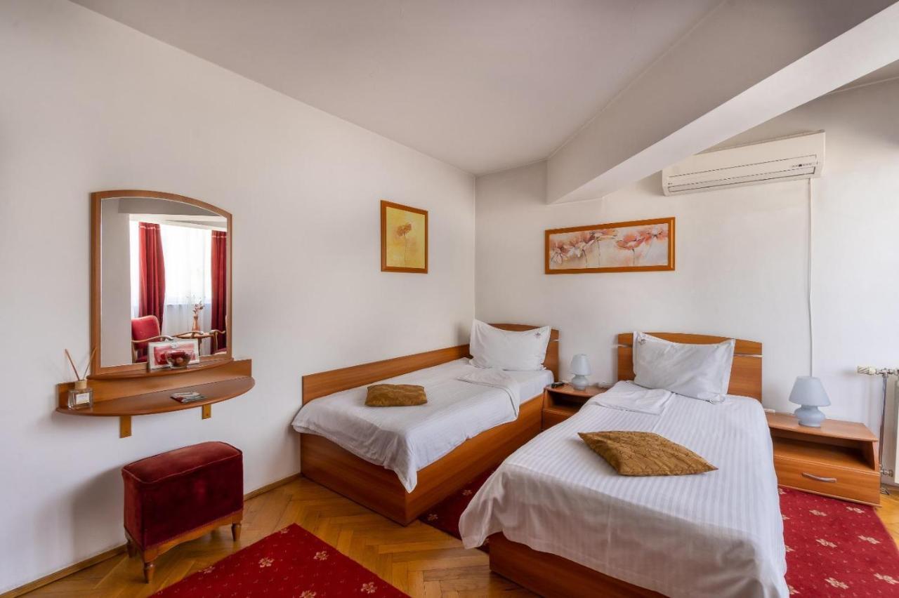 Villa-Hotel Escala คลูจ-นาโปกา ภายนอก รูปภาพ