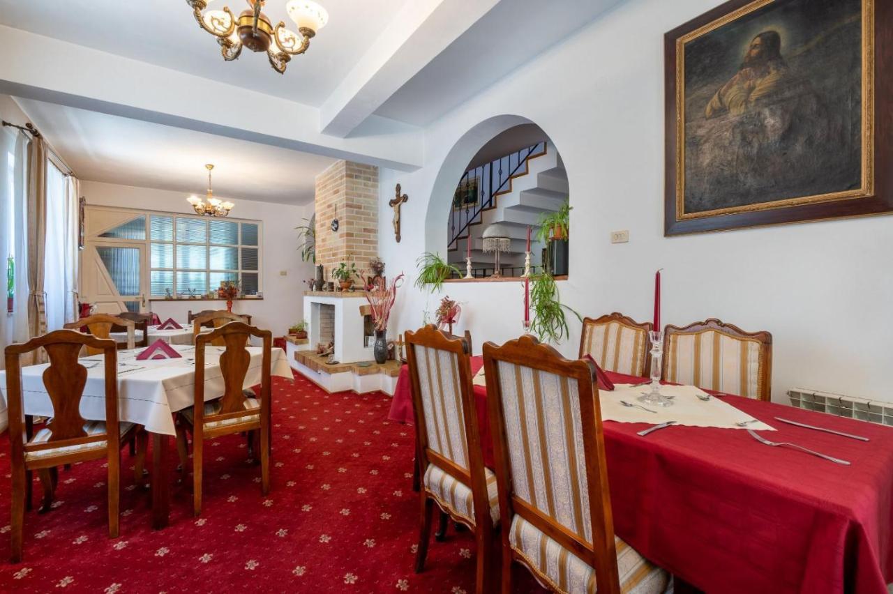 Villa-Hotel Escala คลูจ-นาโปกา ภายนอก รูปภาพ