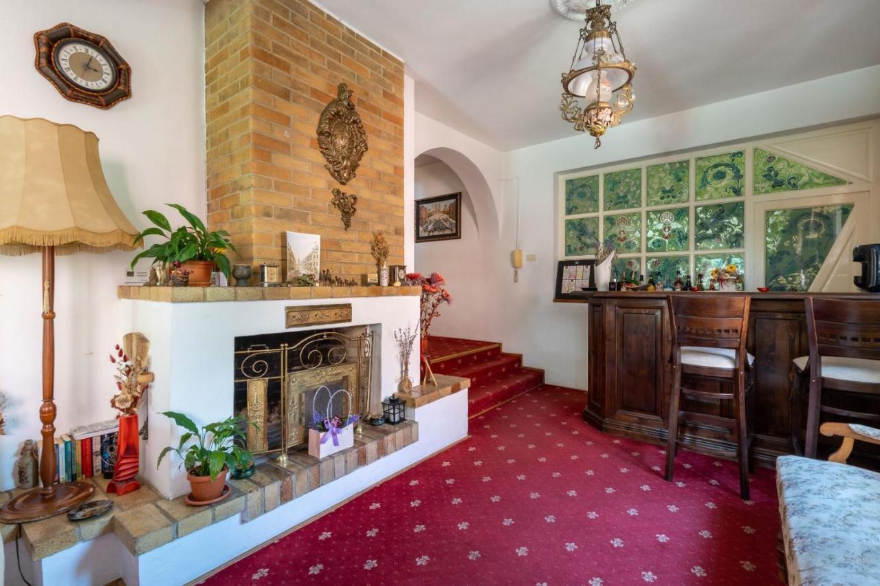 Villa-Hotel Escala คลูจ-นาโปกา ภายนอก รูปภาพ