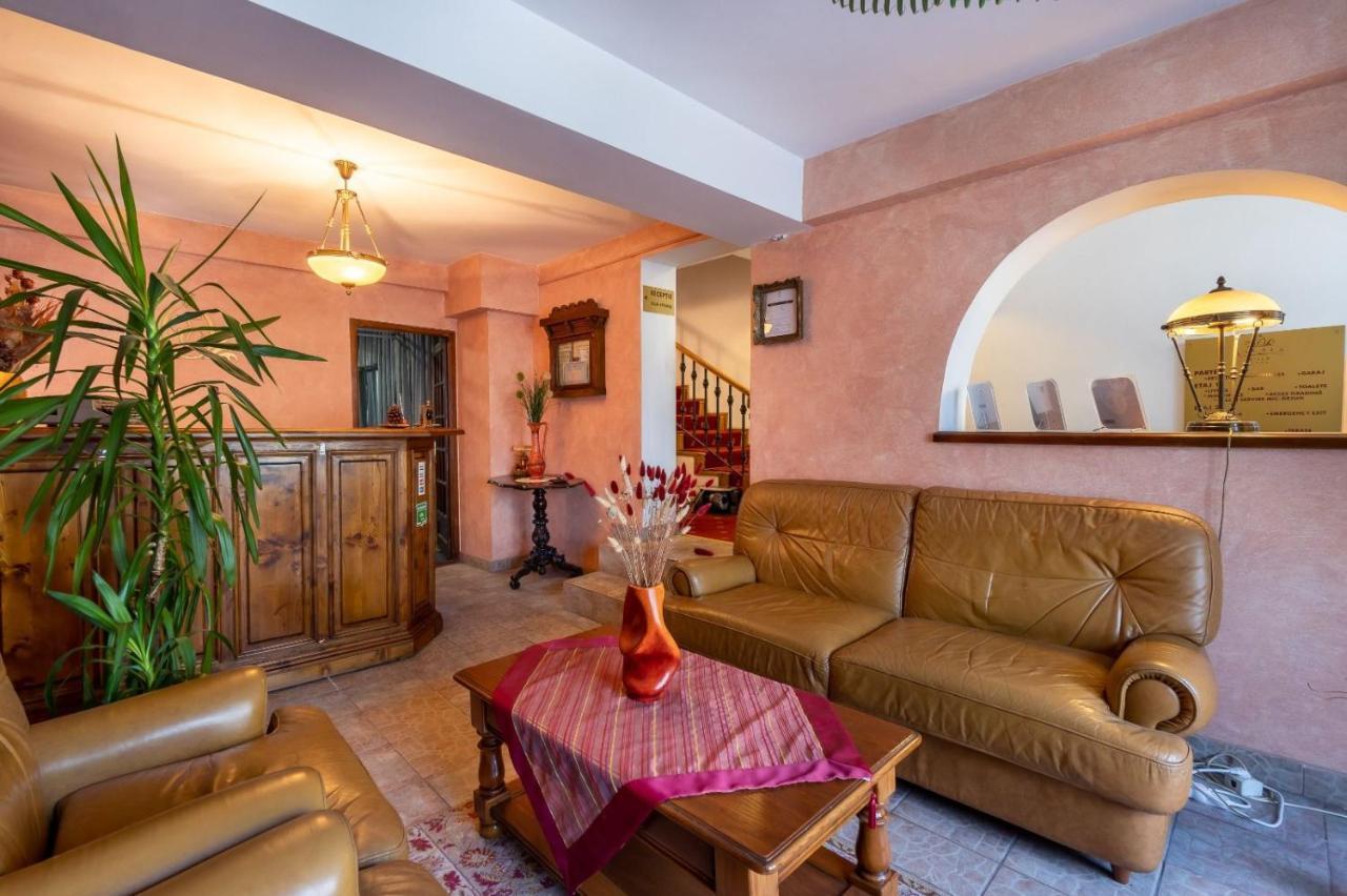 Villa-Hotel Escala คลูจ-นาโปกา ภายนอก รูปภาพ