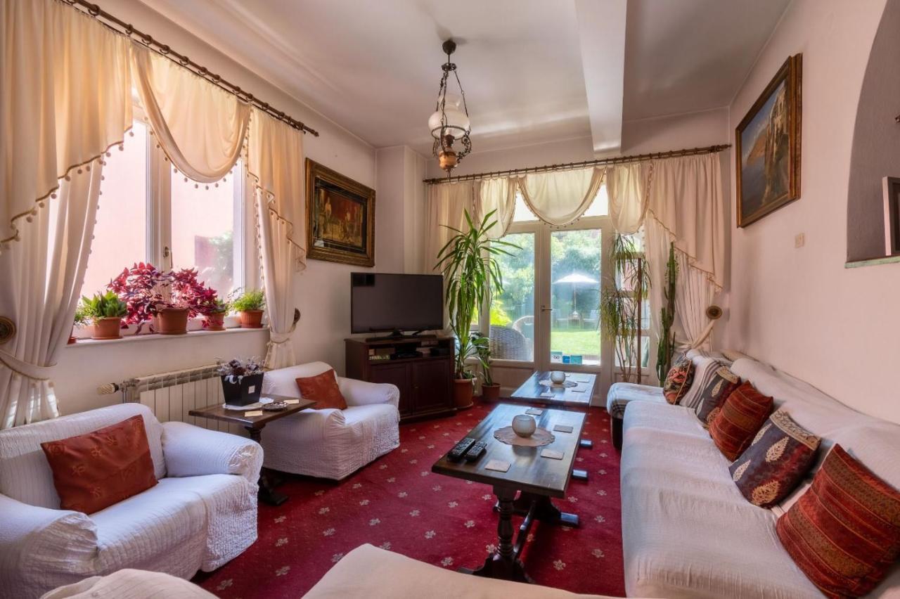Villa-Hotel Escala คลูจ-นาโปกา ภายนอก รูปภาพ
