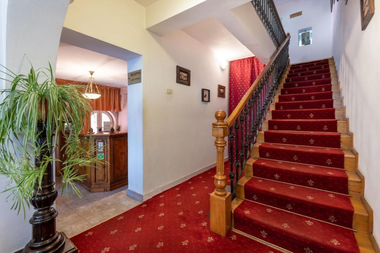 Villa-Hotel Escala คลูจ-นาโปกา ภายนอก รูปภาพ