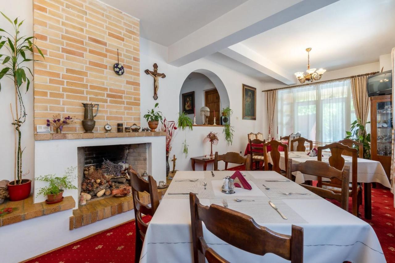 Villa-Hotel Escala คลูจ-นาโปกา ภายนอก รูปภาพ