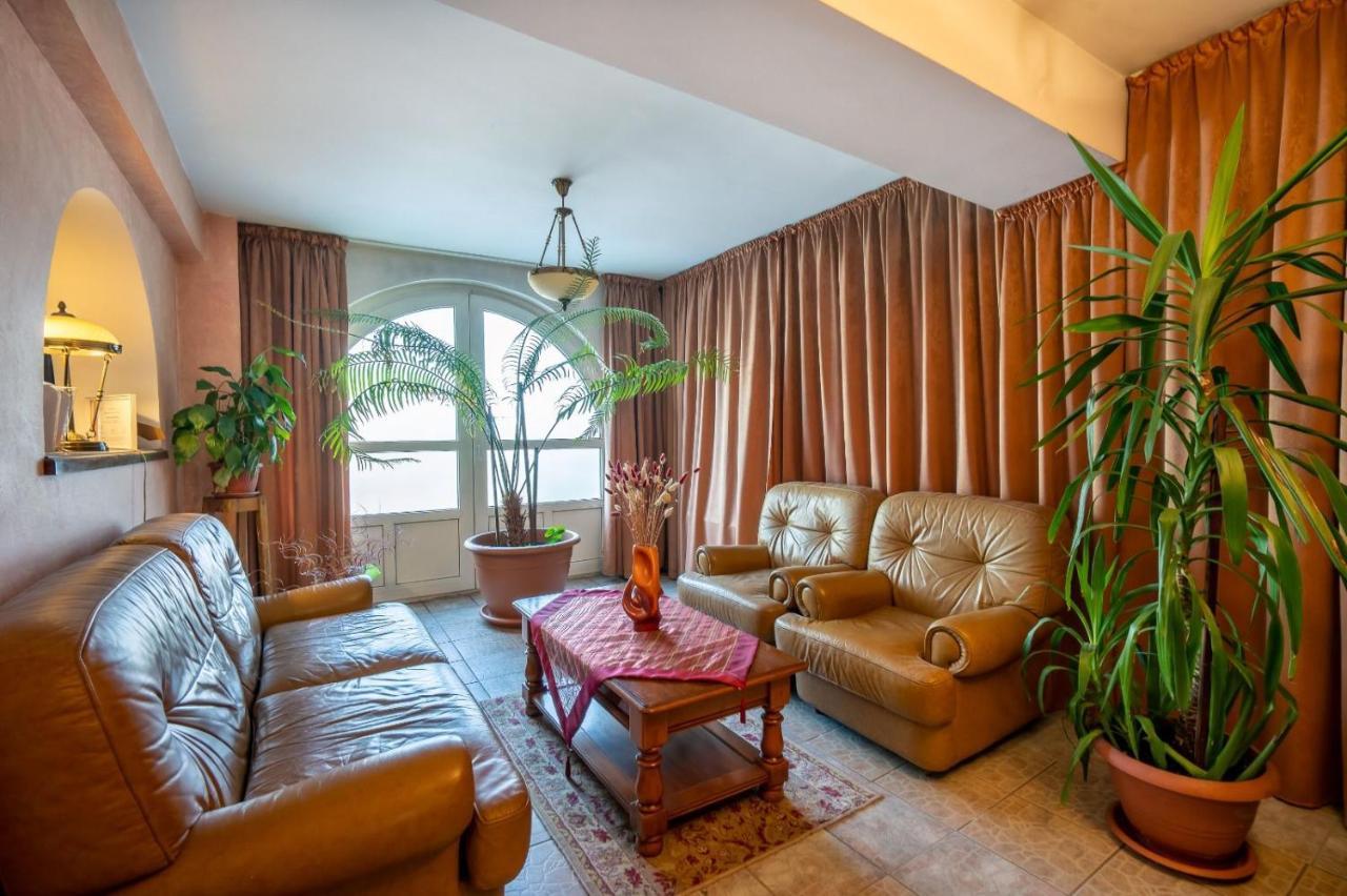 Villa-Hotel Escala คลูจ-นาโปกา ภายนอก รูปภาพ