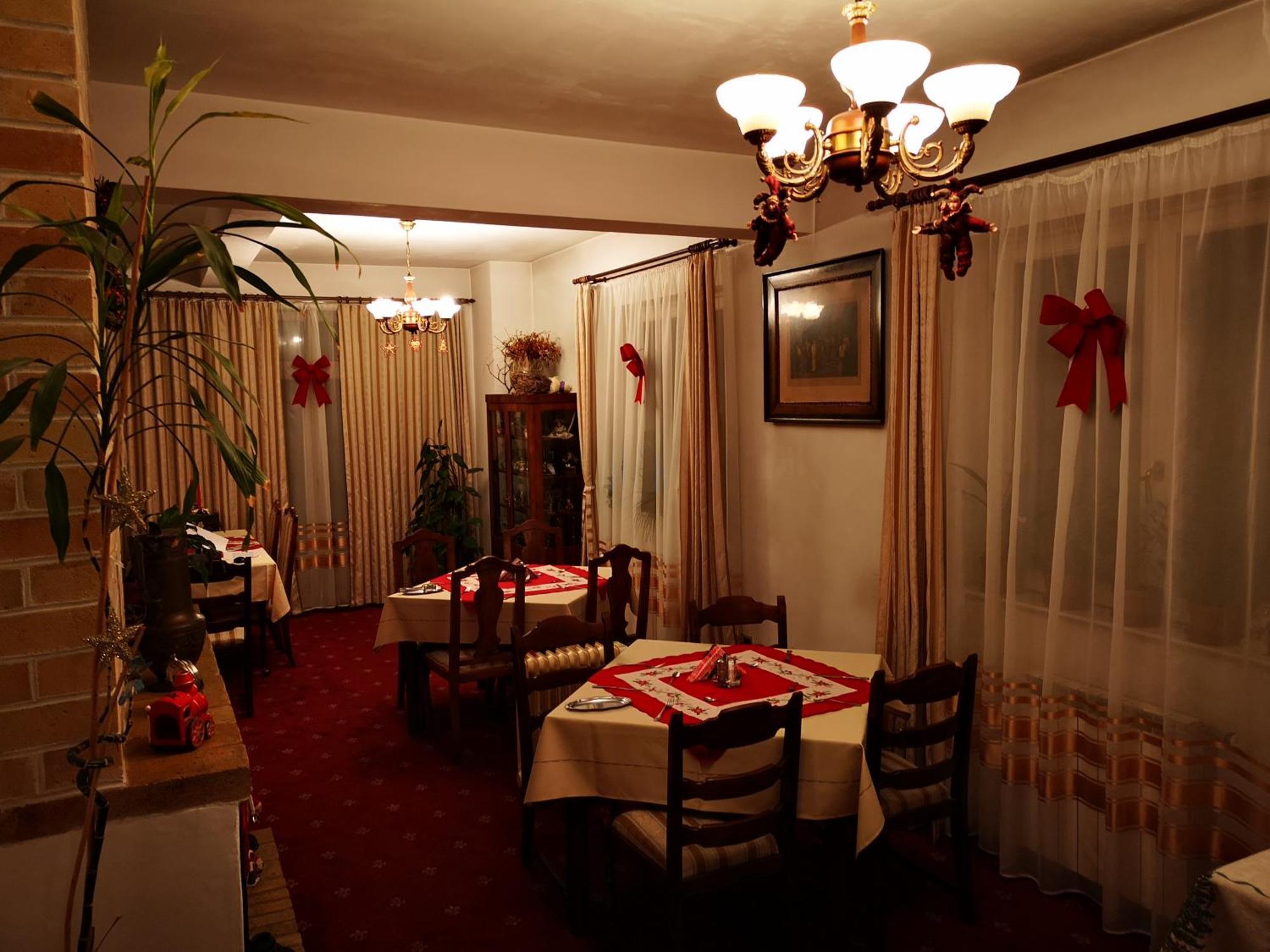 Villa-Hotel Escala คลูจ-นาโปกา ภายนอก รูปภาพ