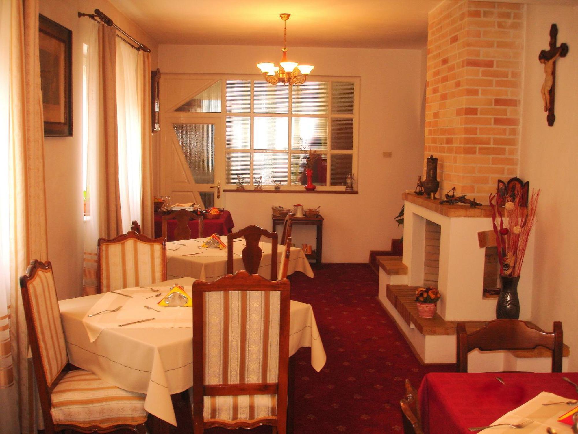 Villa-Hotel Escala คลูจ-นาโปกา ภายนอก รูปภาพ