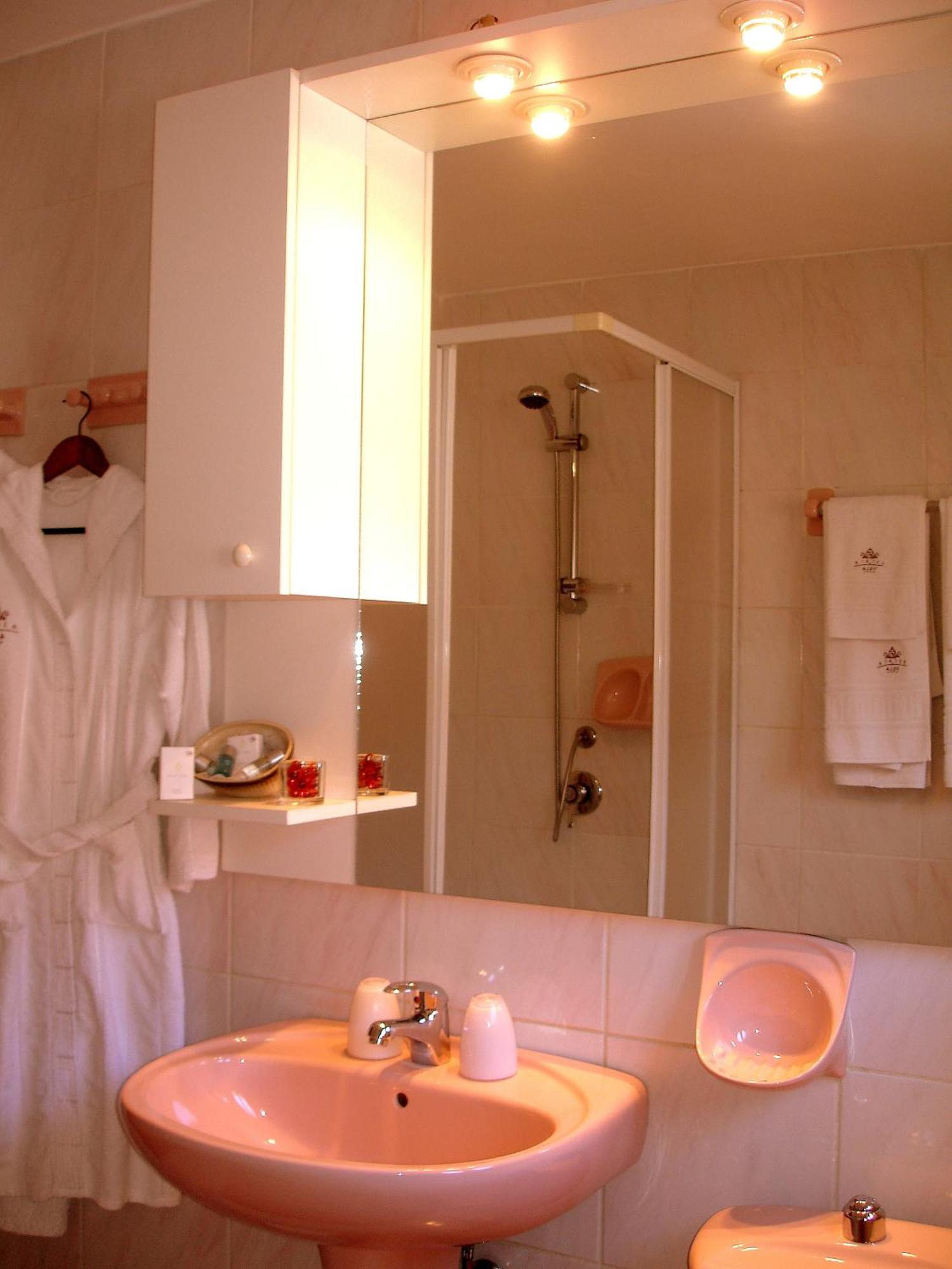 Villa-Hotel Escala คลูจ-นาโปกา ภายนอก รูปภาพ