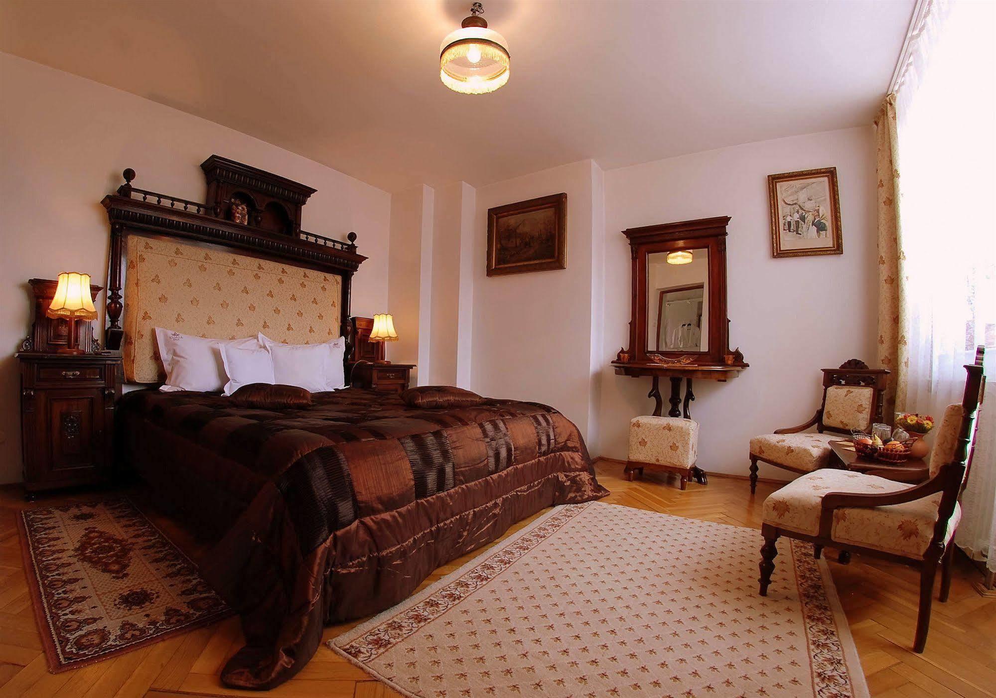 Villa-Hotel Escala คลูจ-นาโปกา ภายนอก รูปภาพ