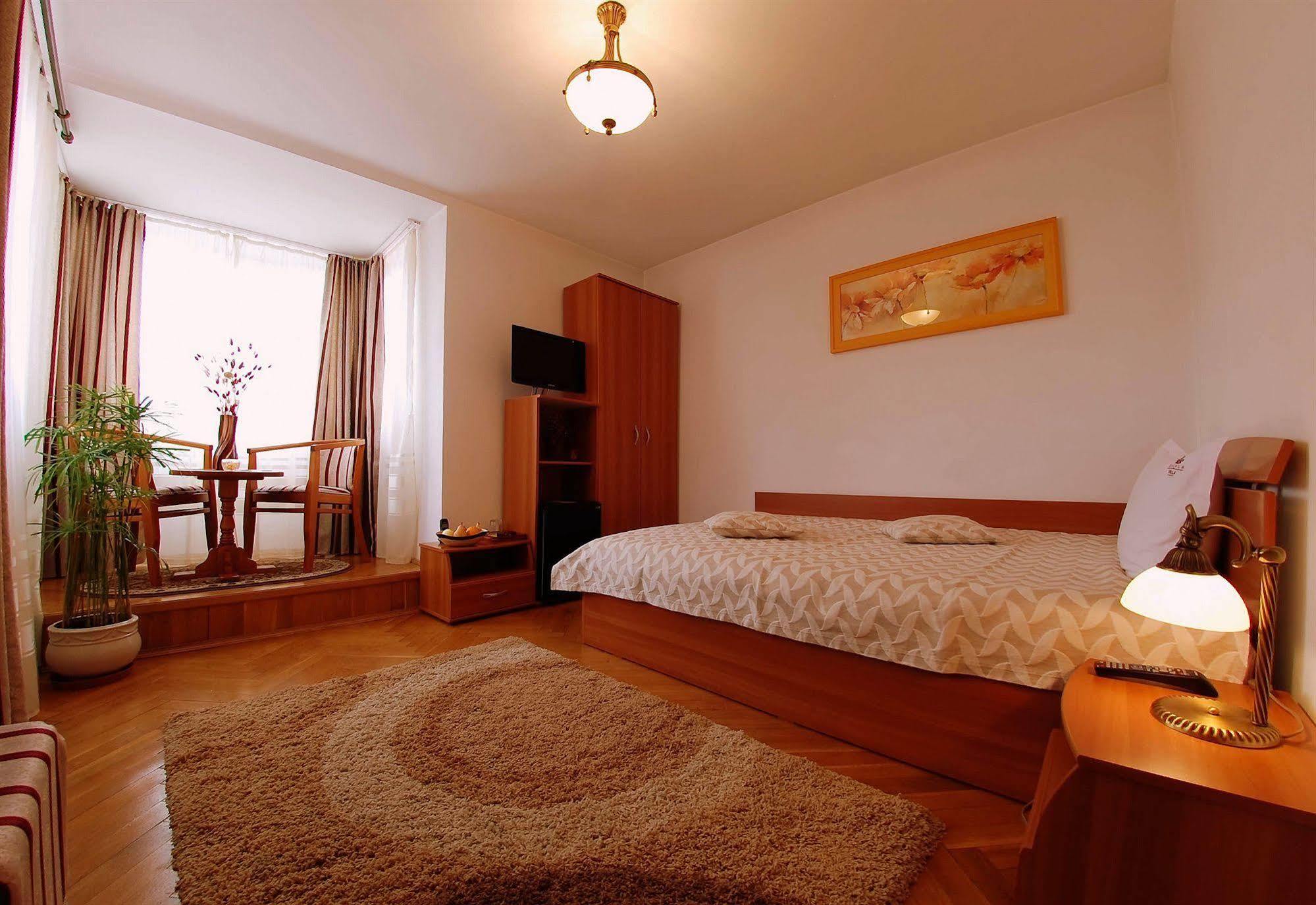 Villa-Hotel Escala คลูจ-นาโปกา ภายนอก รูปภาพ
