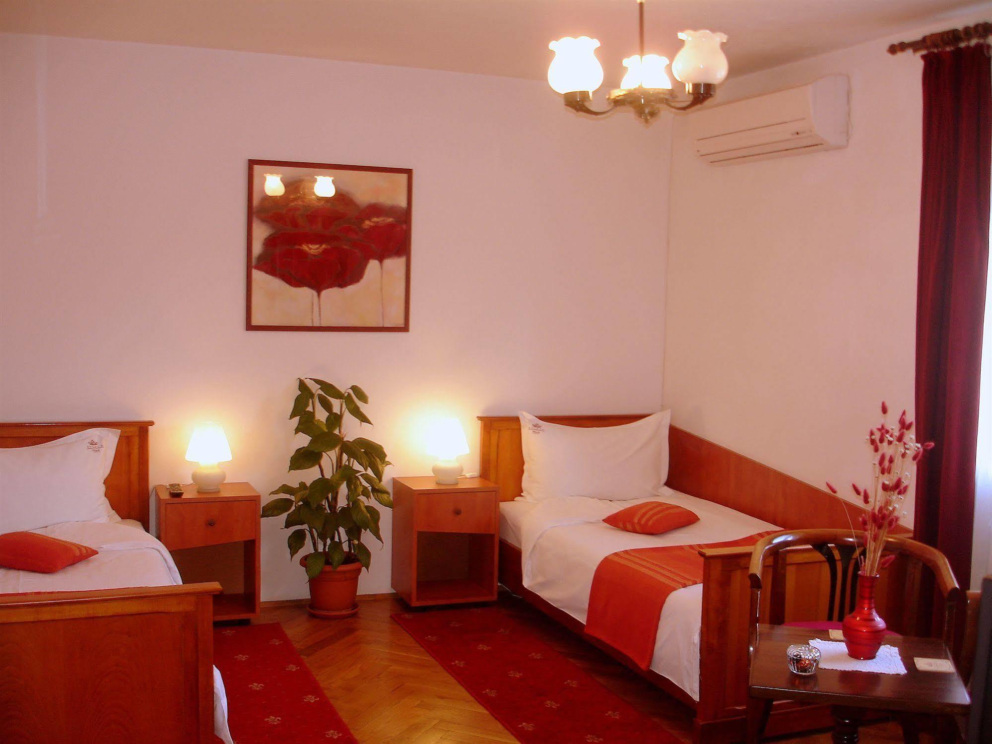 Villa-Hotel Escala คลูจ-นาโปกา ภายนอก รูปภาพ