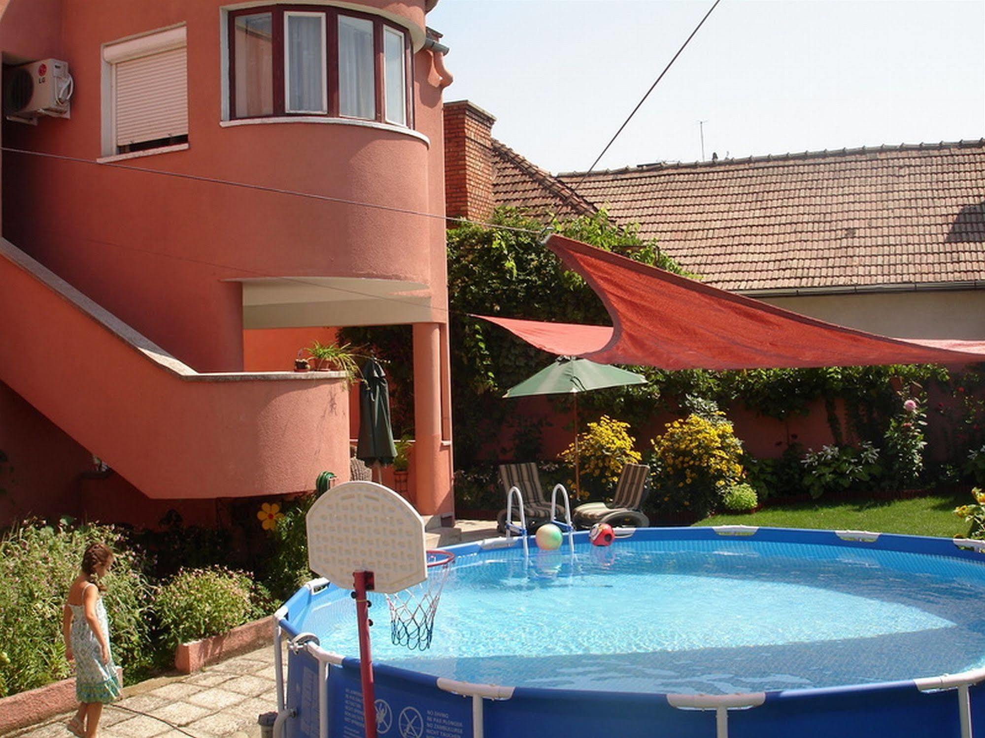 Villa-Hotel Escala คลูจ-นาโปกา ภายนอก รูปภาพ