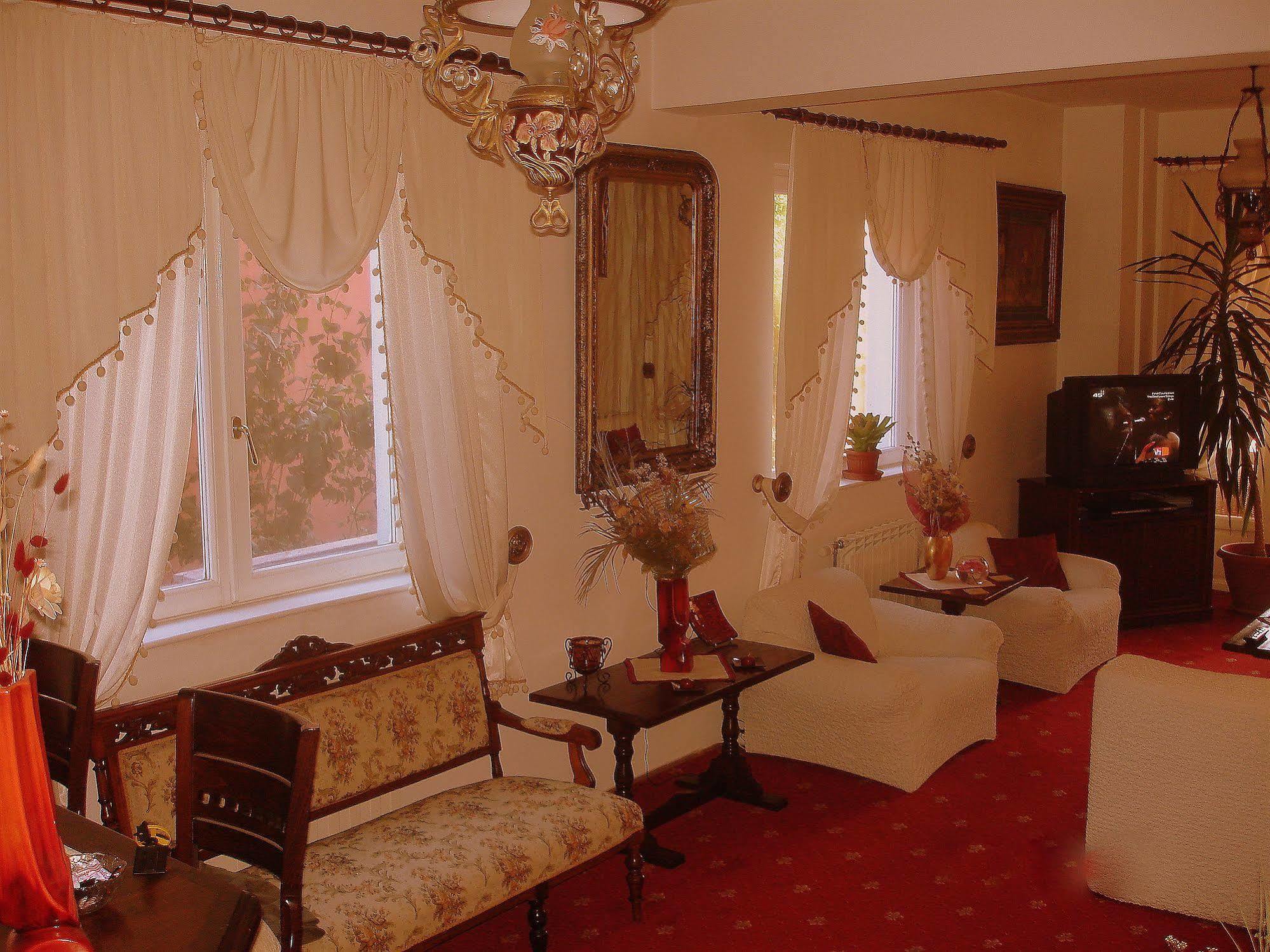 Villa-Hotel Escala คลูจ-นาโปกา ภายนอก รูปภาพ